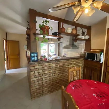 Holiday home Maison Familiale Dans Un Grand Jardin Arbore Gujan-Mestras