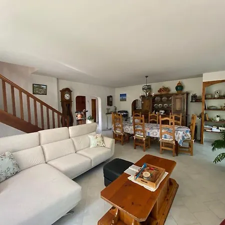 Maison Familiale Dans Un Grand Jardin Arbore *