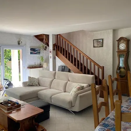 Holiday home Maison Familiale Dans Un Grand Jardin Arbore Gujan-Mestras
