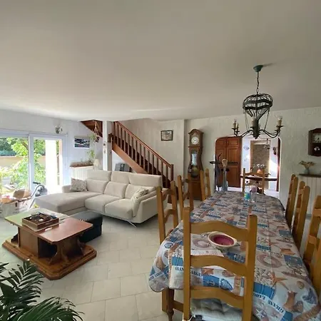 Maison Familiale Dans Un Grand Jardin Arbore *