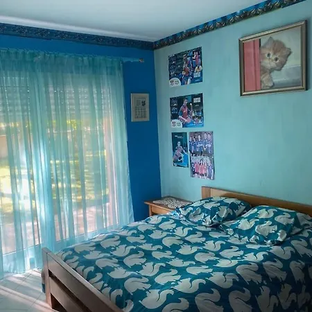 Holiday home Maison Familiale Dans Un Grand Jardin Arbore *