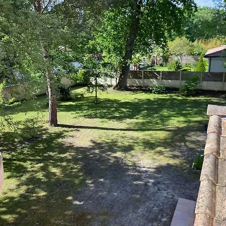 Holiday home Maison Familiale Dans Un Grand Jardin Arbore