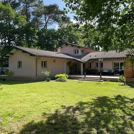 Holiday home Maison Familiale Dans Un Grand Jardin Arbore
